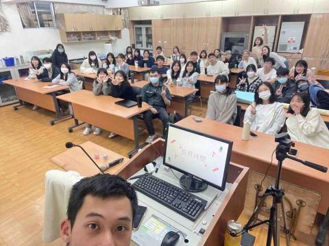 羅冠鈞 - 寰宇教育 工作團隊合照