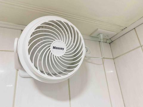 工具職人-阿維師傅🪛🔧🔨 - 增設與抽風扇連動插座 工具職人-阿維師傅🪛🔧🔨 - 增設與抽風扇連動插座