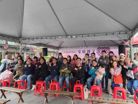 婚禮活動尾牙各式活動主持人毛麗人 - 主持新竹縣家庭親子活動與長官與會賓客合影