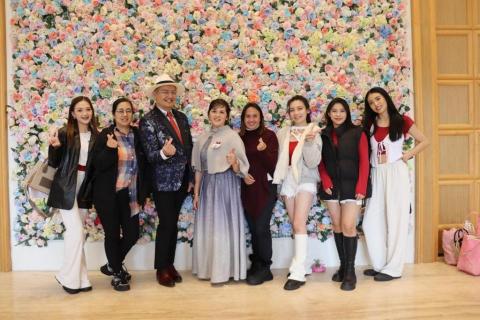 婚禮活動尾牙各式活動主持人毛麗人 - 和新人家人親友表演團合影