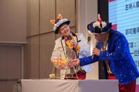 婚禮活動尾牙各式活動主持人毛麗人 - 帶領企業公司尾牙吃抽獎活動