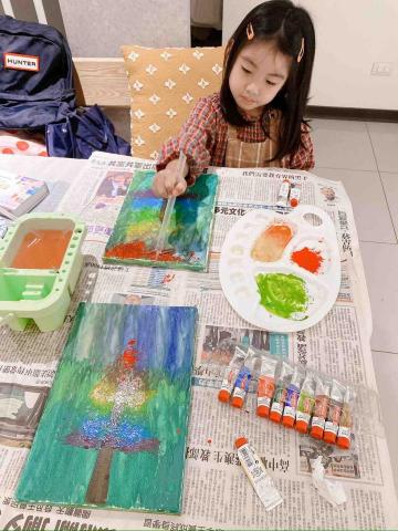 愛瑪老師 - 粗吸管也能畫出美麗聖誕樹