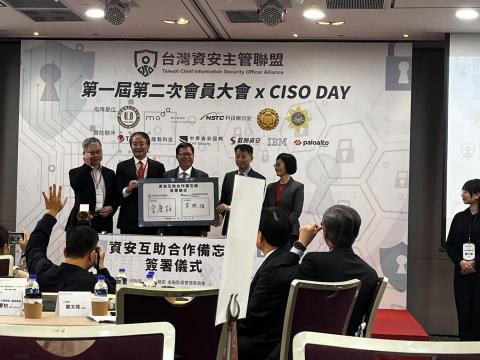 蕭正鴻 - 本人與會自行拍攝的照片。