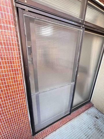 龍城鋁業 - 施工前 客人門窗密合度不佳 輪子壞了開關不順