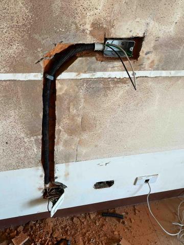 響天水電工程-阿龍 - 暗管埋線插座位移