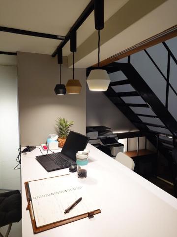 馬汀黃　照明工作室 - 2025-新莊辦公室
採用日本ODELIC品牌吊燈
搭配軌道安裝，能自由調整
具備調光調色的功能