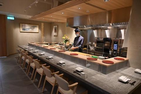 馬汀黃　照明工作室 - 2021 日式料理店
大膽地使用4000K色溫嵌燈與軌道燈
在吧檯、掛畫區域營造戲劇化的照明效果
選用低炫光燈具，讓空間看起來舒適高雅