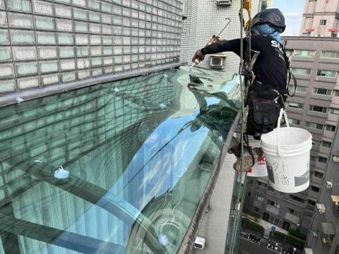 尼克繩索高空作業 - PC版雨遮更換