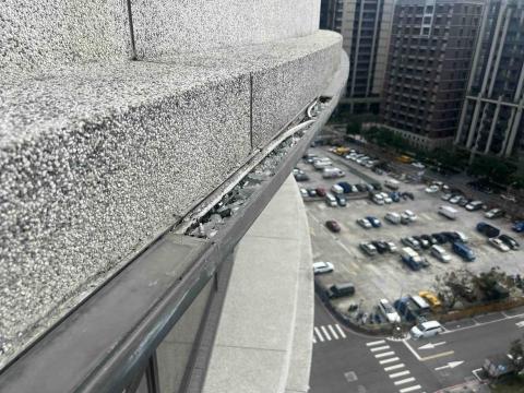 尼克繩索高空作業 - 燈具更換