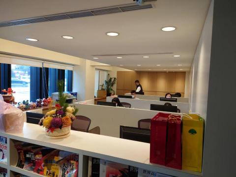 馬汀黃　照明工作室 - 2022地產開發公司辦公室
使用3500K中間色溫
搭配低眩光嵌燈
讓挑高僅2.2m的低天花辦公區域
顯得溫馨、明亮無壓迫感