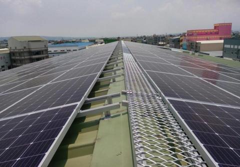 與太陽為伍的男人   太陽能屋頂｜綠建築｜防水工程專家— 省 - 