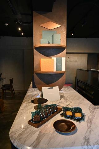 馬汀黃　照明工作室 - 2021 畬室巧克力
以2700K窄光束角軌道燈
營造低調奢華、高戲劇張力的環境
特別調整燈具位置與方向
避開了用餐環境可能被炫光干擾的問題