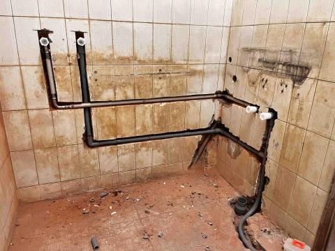 巨龍水電 - 廁所翻修，冷熱水配管