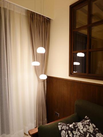 馬汀黃　照明工作室 - 2024-桃園黃公館
採用睦叁燈飾出品的[露](三連)
3000K無暇的白玉玻璃
搭配沉穩黑胡桃木和黃銅五金
平凡的空間也能點綴得充滿故事