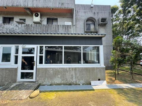 丞恩建設有限公司 - 後院增建-鋼構屋頂、氣密窗、水電拉線、地坪貼磚