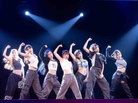 慧雯 - 學校迎新送舊表演（中間的是我