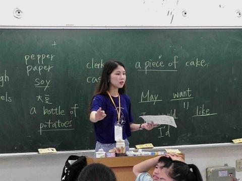 Tracy - 於平溪國中授課