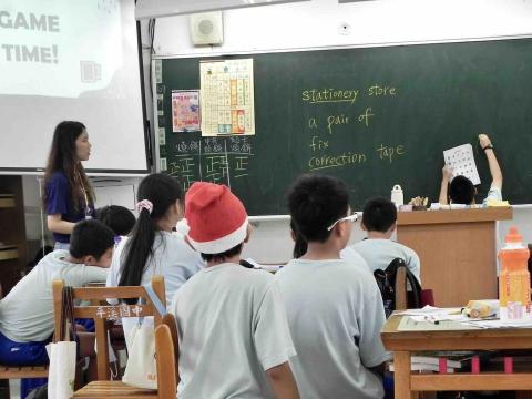 Tracy - 於平溪國中授課