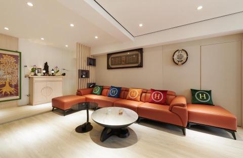 銘墅空間設計 - 奶灰色牆面搭配牆眼的沙發呈現協和感