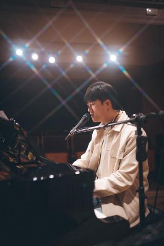 卓蔚Brewsterwei - Hello!我是錄唱老師brewster,為什麼叫錄唱呢?因為我經常看到許多學生喜歡唱歌,但卻容易忘記或是實際感受聽起來的歌聲像是什麼樣子,也導致經常把自己的壞習慣給重蹈覆徹,而我本身也是一位獨立唱作人,歌唱教練,和鋼琴吉他彈唱老師,正好可以把我音樂製作上的專業應用輔助在學生上面,能夠讓你同時沈浸在錄音的樂趣也提升你的唱歌水平,最後再把你的作品提供給你,沒錯!就是這麽有輕鬆跟愜意!
 卓蔚Brewsterwei - Hello!我是錄唱老師brewster,為什麼叫錄唱呢?因為我經常看到許多學生喜歡唱歌,但卻容易忘記或是實際感受聽起來的歌聲像是什麼樣子,也導致經常把自己的壞習慣給重蹈覆徹,而我本身也是一位獨立唱作人,歌唱教練,和鋼琴吉他彈唱老師,正好可以把我音樂製作上的專業應用輔助在學生上面,能夠讓你同時沈浸在錄音的樂趣也提升你的唱歌水平,最後再把你的作品提供給你,沒錯!就是這麽有輕鬆跟愜意!