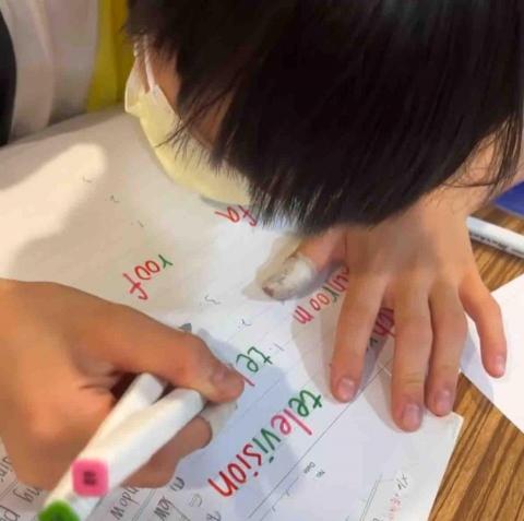 Zona - 國小英文家教，練習自然發音以及拼字