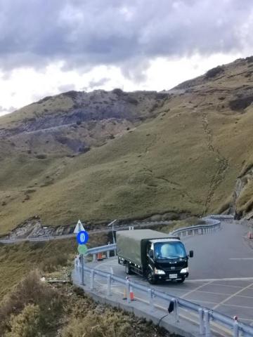 阿倫全省托運 - 載著整車的貨上武嶺