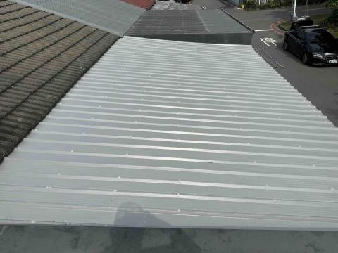 鐵工嬰仔 - 石棉瓦上蓋清板