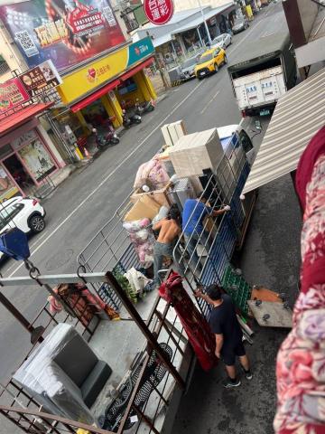 鈞週到企業行 - 這是在幫客人搬家中