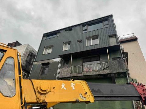 裕馨金屬工程行 - 4-5f外牆鐵衣 窗台包框雨遮