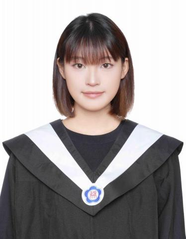 許翔芳 - 政治大學哲學系四年級