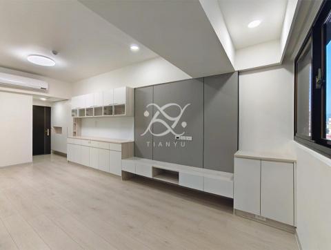 天雨室內設計 - 原本只是想簡單的整修，但後來經過考量，為了避免未來二次施工，於是咬牙決定整新房子
針對每位屋主的使用習慣作量身的訂做，雖然只是二房一衛的小房子，但也要創造一個溫馨而乾淨的居住環境
在裝修的路程中難免會遇上想法改變的時候
但是沒有關係，人生中沒有幾次作這麼重大的決定
我們全力以赴的配合屋主，只希望能夠讓屋主能沒有遺憾舒適的長居
主要建材：木作、系統櫃
坪數：18坪