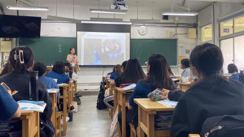 劉詩雅 - 實習老師