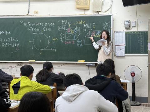 劉詩雅 - 實習老師