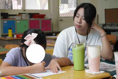 陳薇如 - 擔任偏鄉課輔任課老師時輔導學生