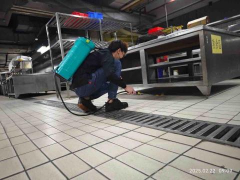 綠巨人消毒 - 廚房餐台背板噴藥