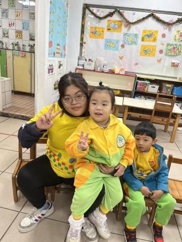 余阡慈 - 與幼稚園小朋友互動
