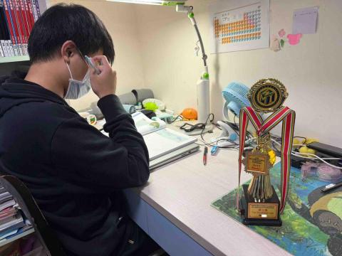 周老師 - 學生參加數學競賽取得傑出的成績！