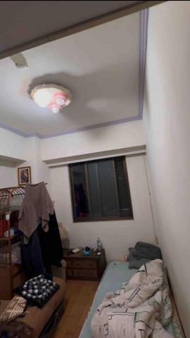 立成工程行 - 舊式公寓親子房 （牆面蜘蛛網裂 . 牆面不平 . 釘孔… ） 修繕前