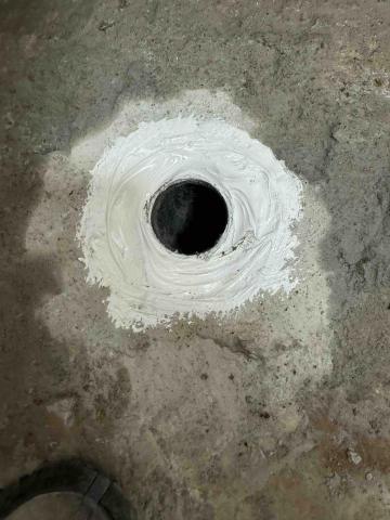 立成工程行 - 磁磚敲到原結構 重新做落水頭 （ 專業擋住側漏效果） 