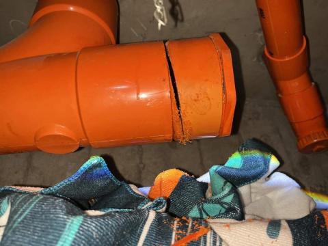 佳昆水電 - 前工班施工未確實
導致污水管漏水，別人家裡下雨
火烤退管更換新的排污口
確實上膠，上好上滿
順利完工，忘了拍到完工圖