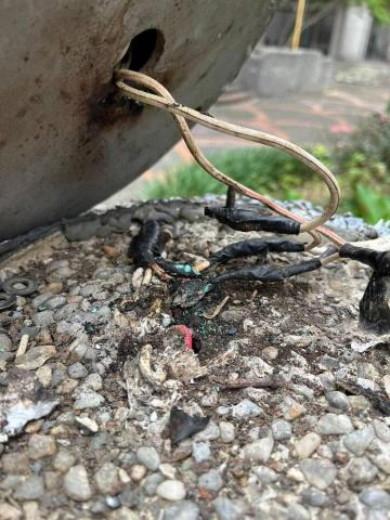 佳昆水電 - 電路查修
社區庭園柱燈時亮時不亮
查線路後發現電線早已氧化斷線
換線後柱燈順利點亮