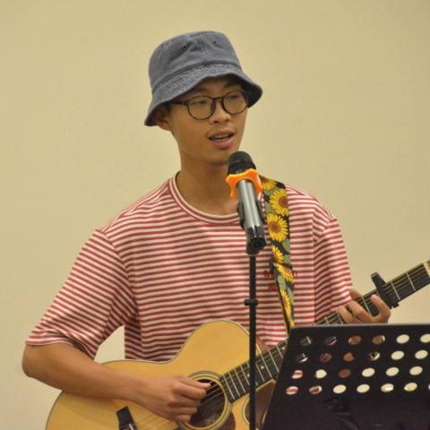 提供吉他彈唱服務的專家陳冠亘