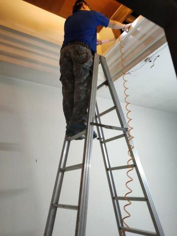 環悅嚴潔-專營桃園白蟻防治 - 白蟻防治-天花板維修孔噴藥