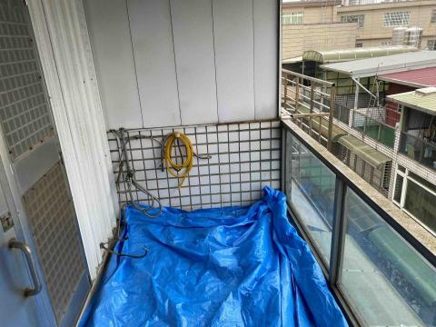 宅裝潢 - 陽台地磚施工照片（施工中保護）