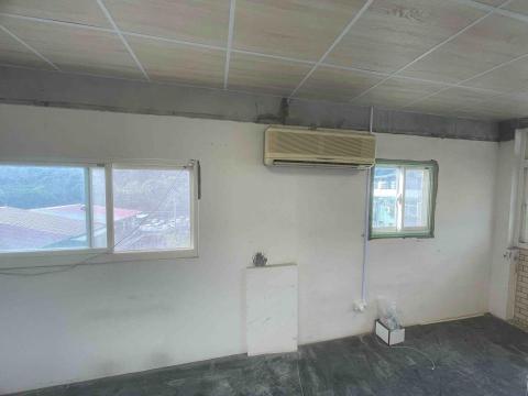 亮昶油漆 - 磁磚改色、新封板施作、舊牆修補、壁癌處理前-4