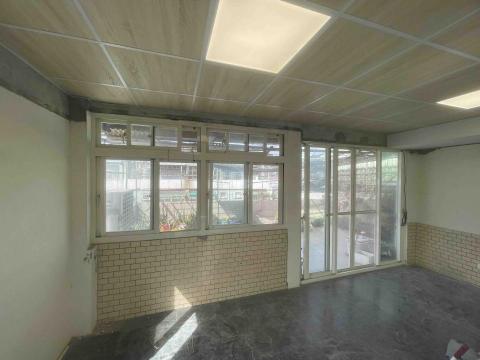 亮昶油漆 - 磁磚改色、新封板施作、舊牆修補、壁癌處理前-5