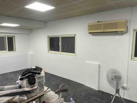 亮昶油漆 - 磁磚改色、新封板施作、舊牆修補、壁癌處理後-2