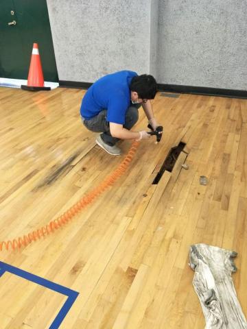 環悅嚴潔-專營桃園白蟻防治 - 白蟻防治-地板打洞灌藥，孔徑2mm，每孔距離30-50cm