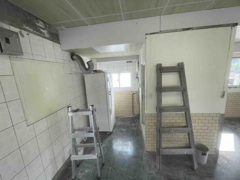 亮昶油漆 - 磁磚改色、新封板施作、舊牆修補、壁癌處理前-2