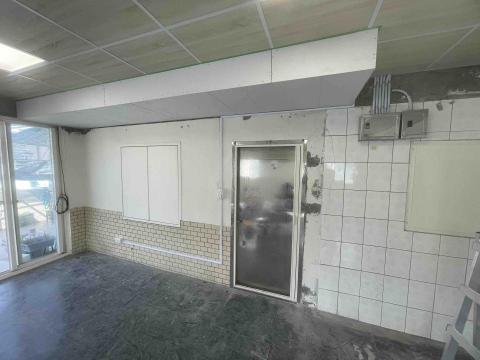 亮昶油漆 - 磁磚改色、新封板施作、舊牆修補、壁癌處理前-1